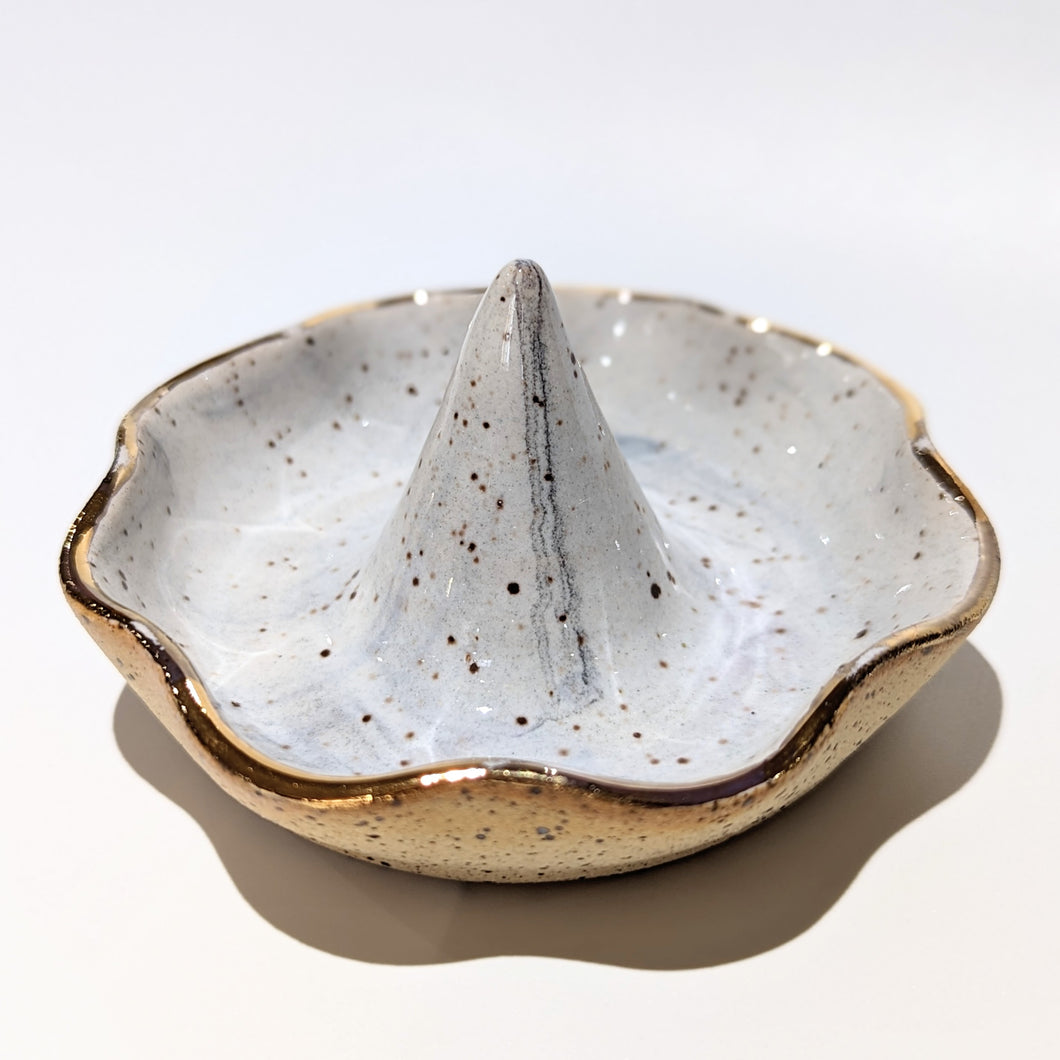 Marble jewelry dish with 18k gold rim 5
