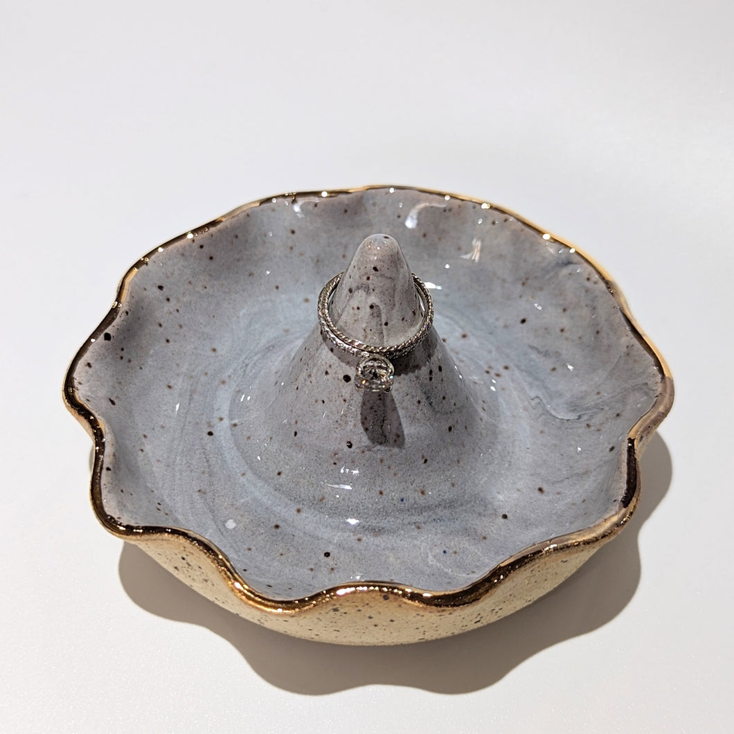 Marble jewelry dish with 18k gold rim 6